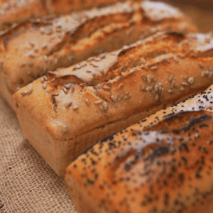 Chleb żytni 100% na zakwasie z posypką z ziaren czarnuszki