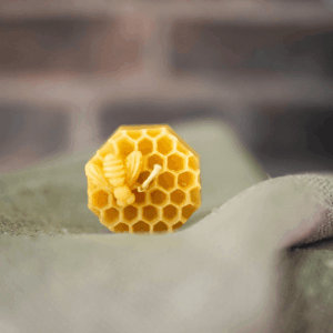 Świeczka mała heksagon z pszczółką